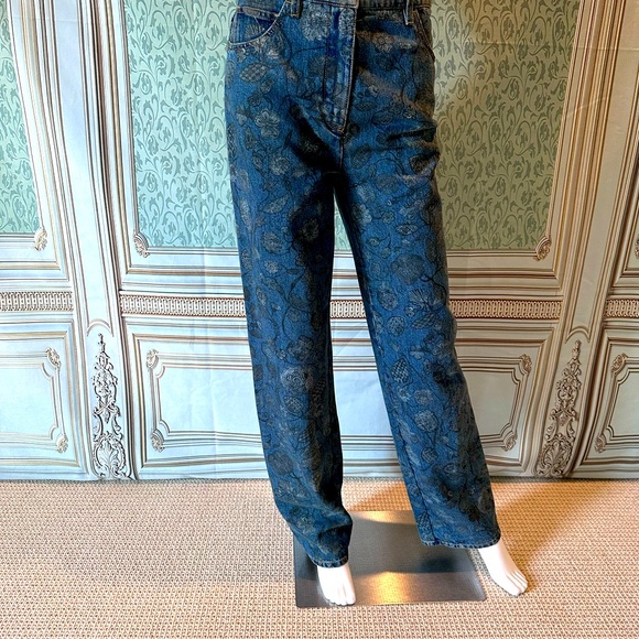 CHANEL Printed Washed Denim Jeans ジェニー着用 Jeans - Printed washed denim, light blue — Fashion | CHANEL